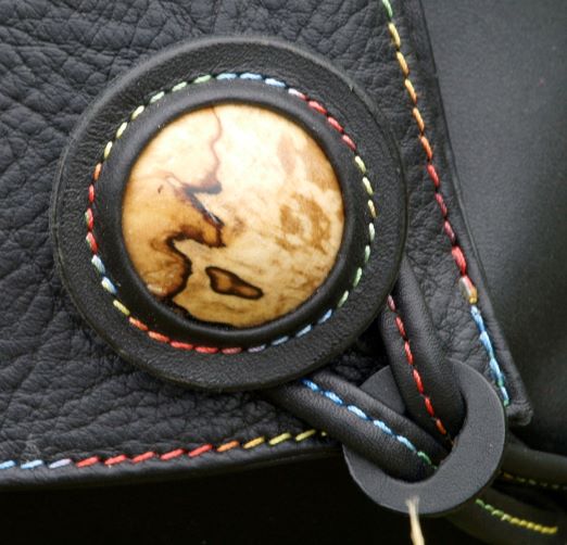 Détail du bouton fermoir du sac Delta