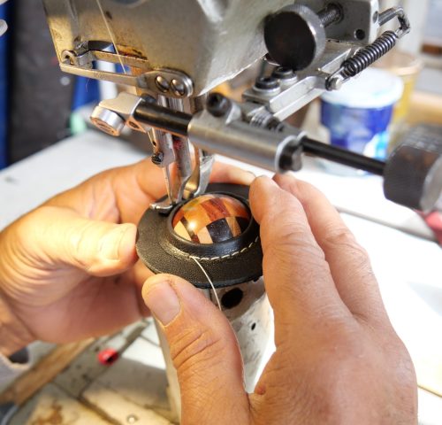 Couture du bouton qui sera sur le sac