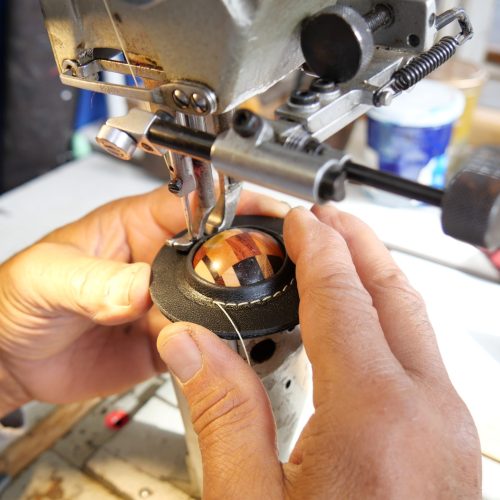 Couture du bouton qui sera sur le sac